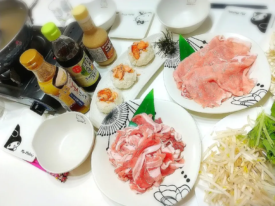 Snapdishの料理写真:パパさん誕生日夕食(*^^*)
しゃぶしゃぶ
(豚バラ、モモ、もやし、水菜、えのき、白菜、薄切りもち)
鮭おにぎり|プリン☆さん