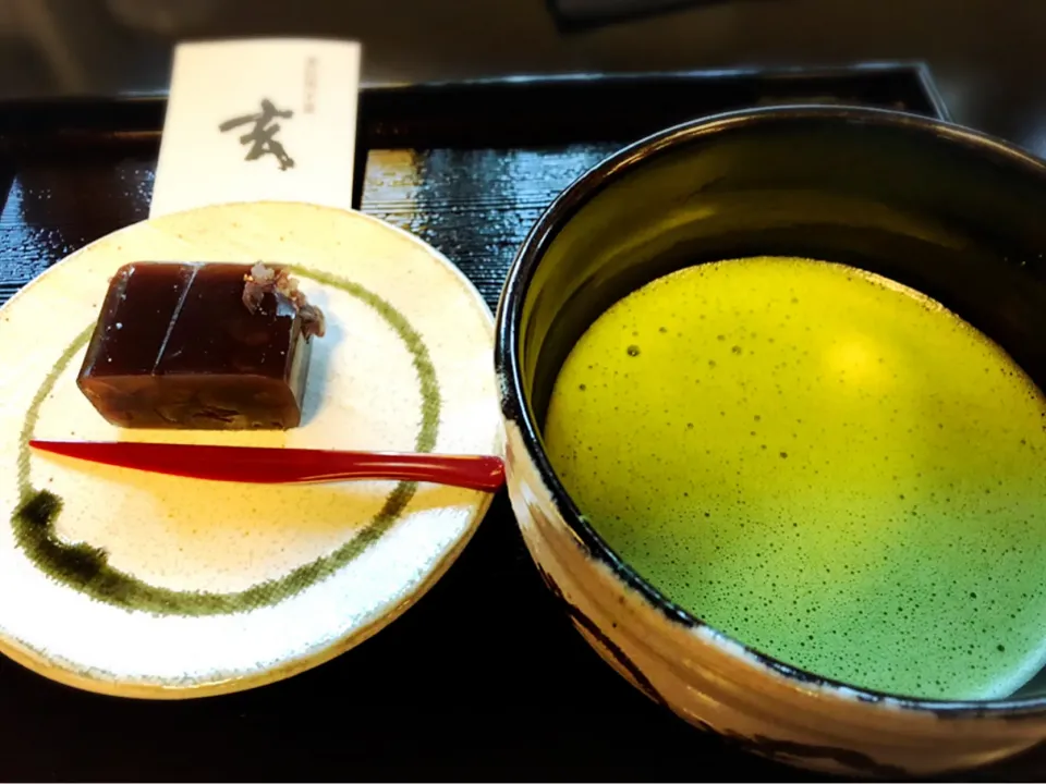 Snapdishの料理写真:お抹茶・黒羊羹「玄」セット ¥800|Blue Moon Caféさん