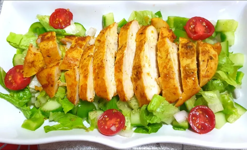 Snapdishの料理写真:Grilled chicken salad|Husnaさん