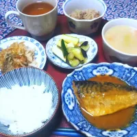 よねばーばの朝ごはん
鯖の味噌煮
中華スープ
糸こんにゃくとミンチのきんぴら
ズッキーニの糠漬け
鯖と大根のサラダ、|yoneばーばさん