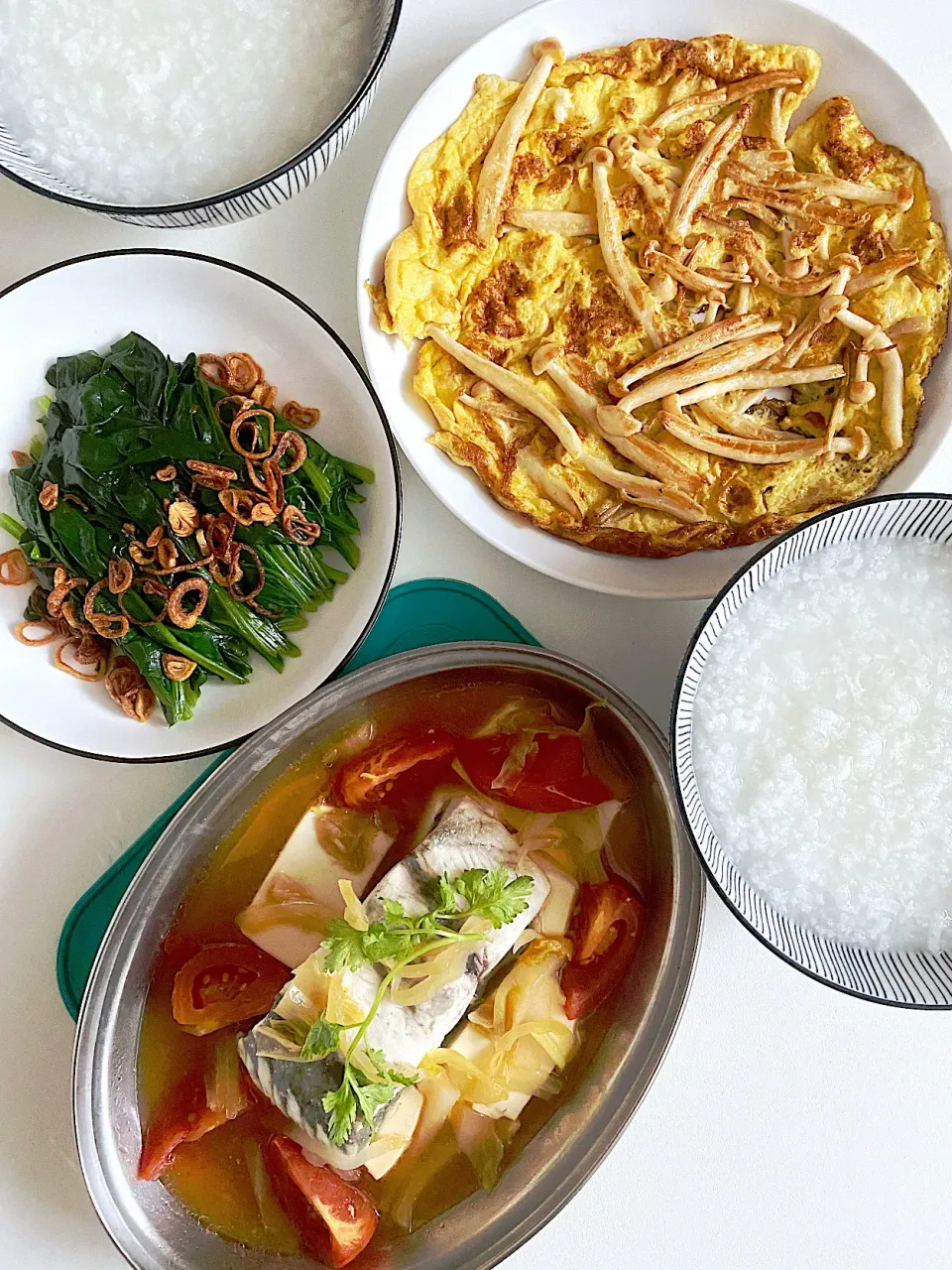 Rice porridge with steamed fish, mushroom omelette and green veggies |12Dragonさん