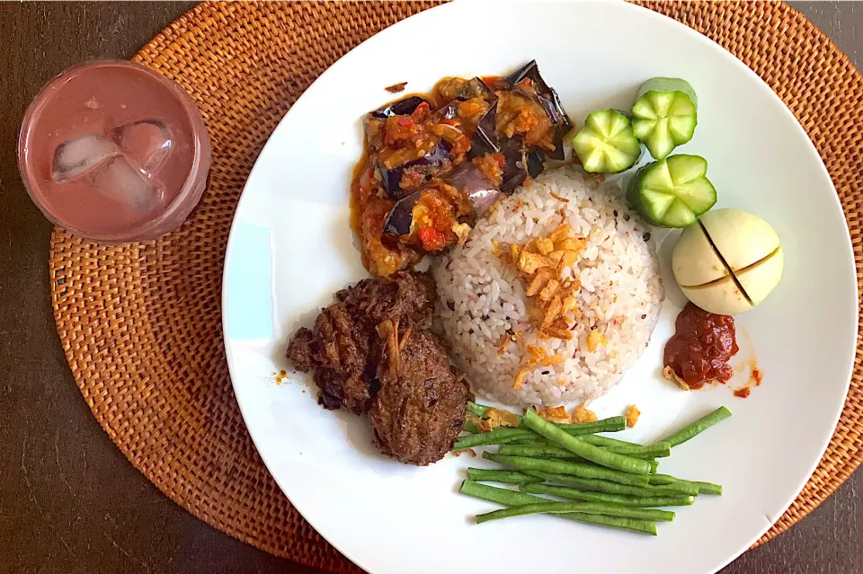 Nasi rendang & balado terong|yeni kartikasariさん