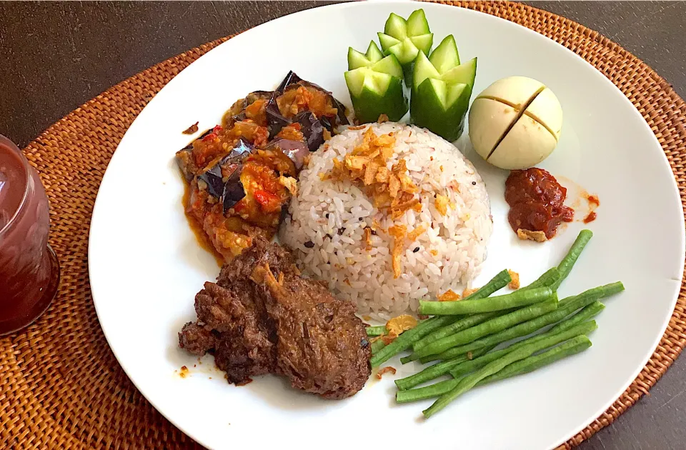 Snapdishの料理写真:Nasi rendang & balado terong|yeni kartikasariさん