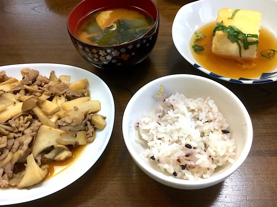 Snapdishの料理写真:きのこのバター醤油焼肉、豆腐の和風あんかけ、揚げの味噌汁|りかさん