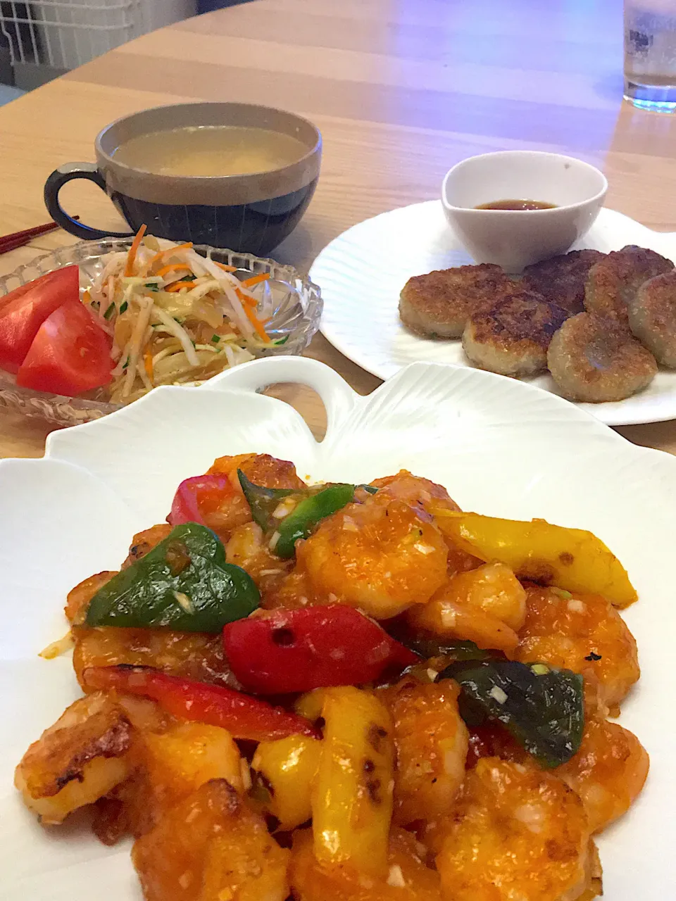 今日の夕食は中華　エビチリ　ニラ焼餅　鶏肉のカシューナッツ炒め　中華サラダ　卵スープ|ふわ猫はなちゃんさん