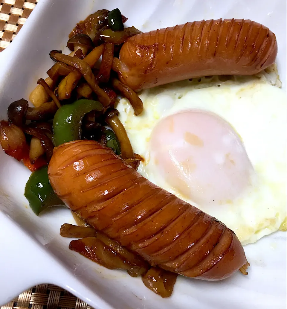 あらびきフランクと野菜のバター醤油炒め🍳目玉焼き|すくらんぶるえっぐさん