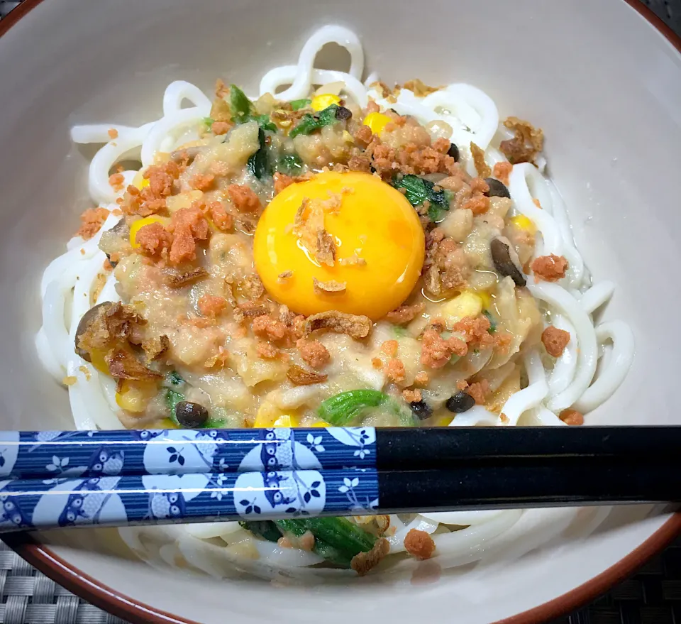 サーモンポテトの釜揚げうどん|すくらんぶるえっぐさん