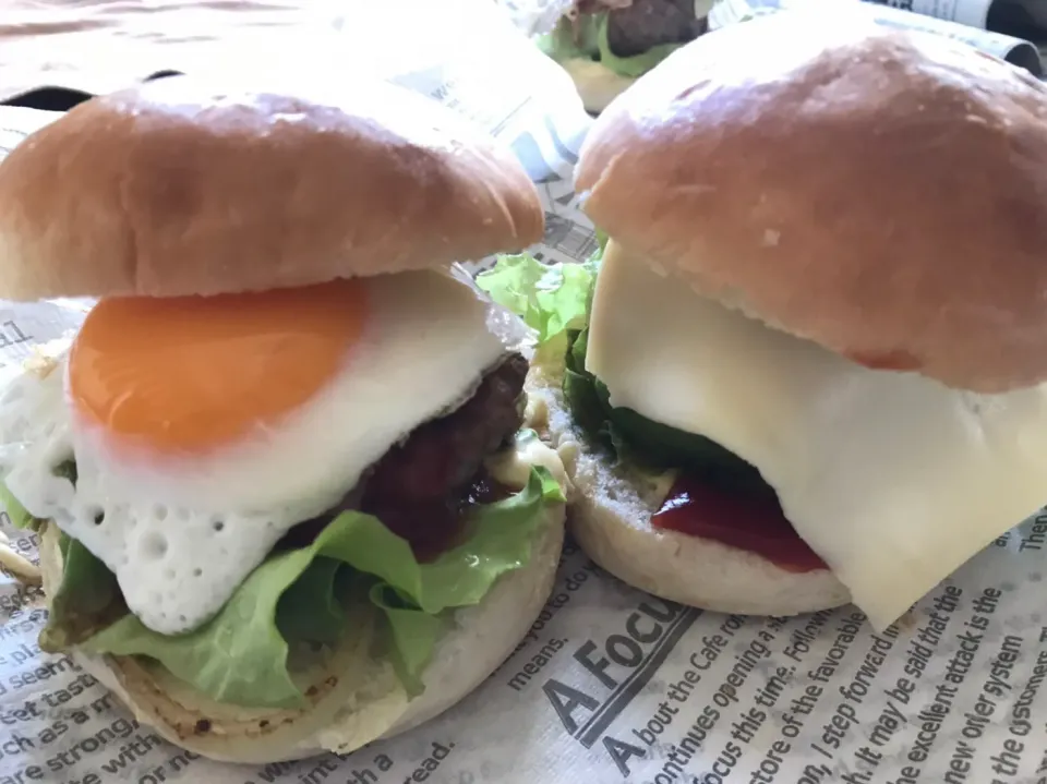 ベーコン月見バーガー🍳とアボカドチーズバーガー🥑🍔|純さん