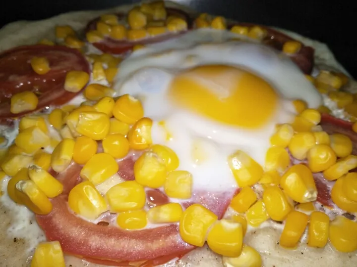 Snapdishの料理写真:tomato  corn pizza|湘婷さん