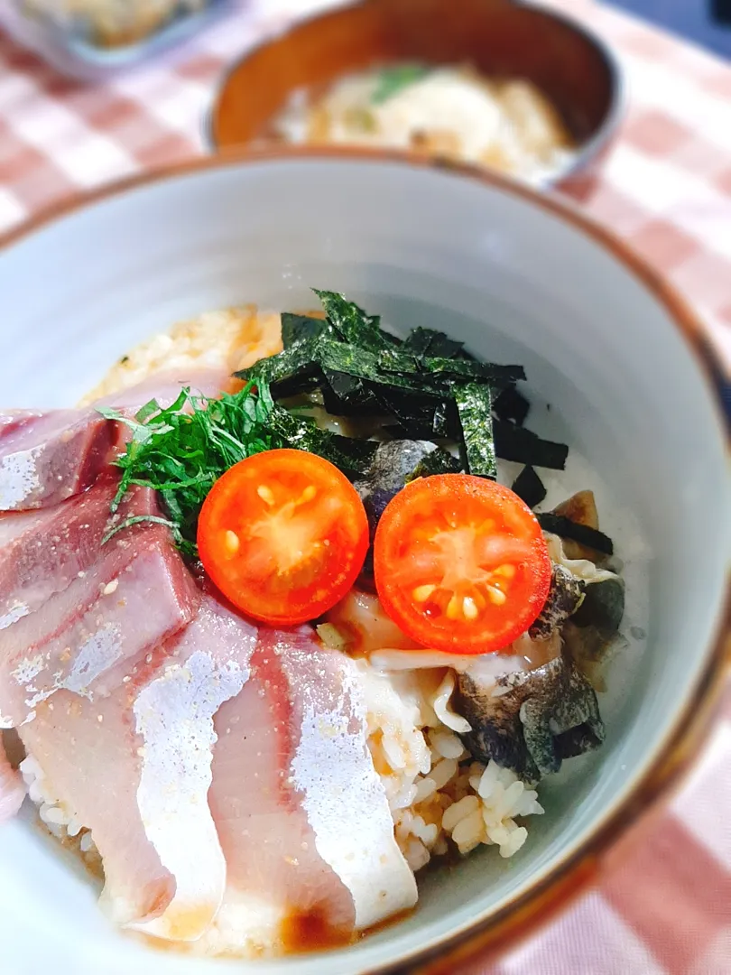 ハマチとイカのウニ合えつぶ貝わさびの海鮮丼　お揚げの味噌汁|マイキーさん