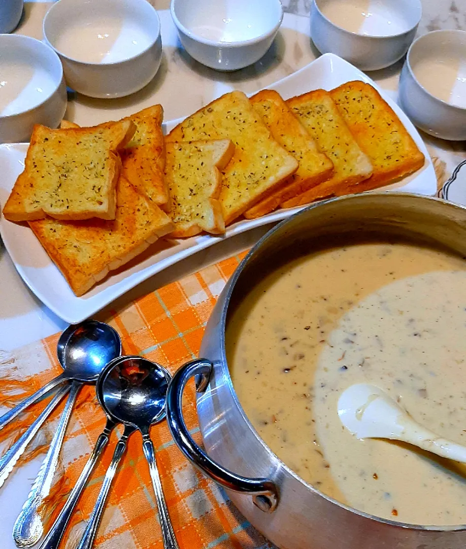 mushroom creamy soup & baked garlic bread|ģřãçîöůşさん