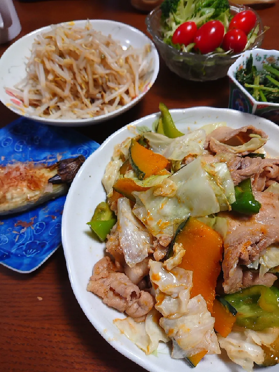 Snapdishの料理写真:豚バラ野菜炒め
もやしとごぼうサラダ
焼き茄子
ほうれん草胡麻和え
サラダ|ぱやさん