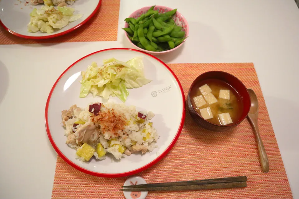 今日の夕食 さつまいもと鶏もも肉の炊き込みご飯、キャベツサラダ、高野豆腐とわかめの味噌汁、枝豆|pinknari🐰🌈さん