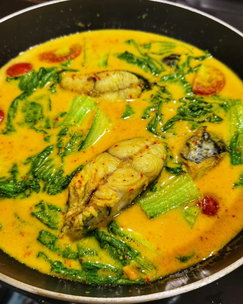 Snapdishの料理写真:Gulai ikan tenggiri campur sawi pakchoy +🍅🍅|azirasamsuddin771008055774さん