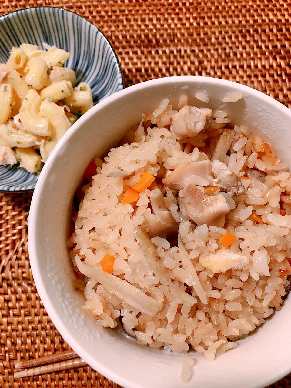 Rice bowl cooked with burdock, various mushrooms, carrots, konjac, fried tofu and chicken|taka-chanさん