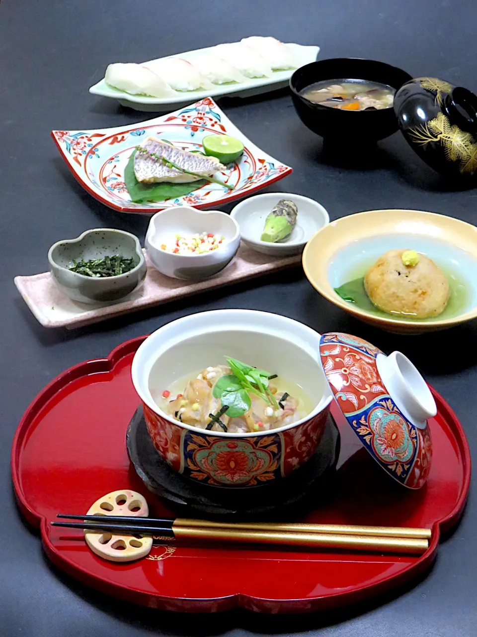 今晩は、鯛尽くし
鯛茶漬け、鯛の塩焼き、鯛握り寿司、蓮根饅頭餡掛け つるな、そば米汁|akazawa3さん