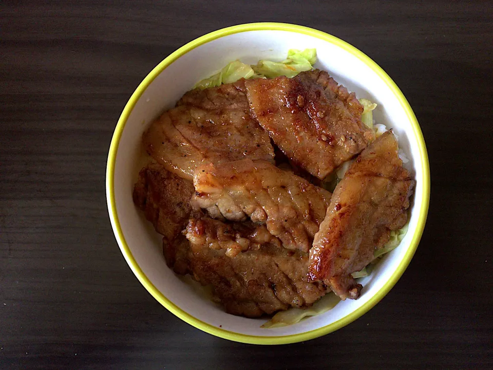 豚バラ肉の網焼き丼|ばーさんさん