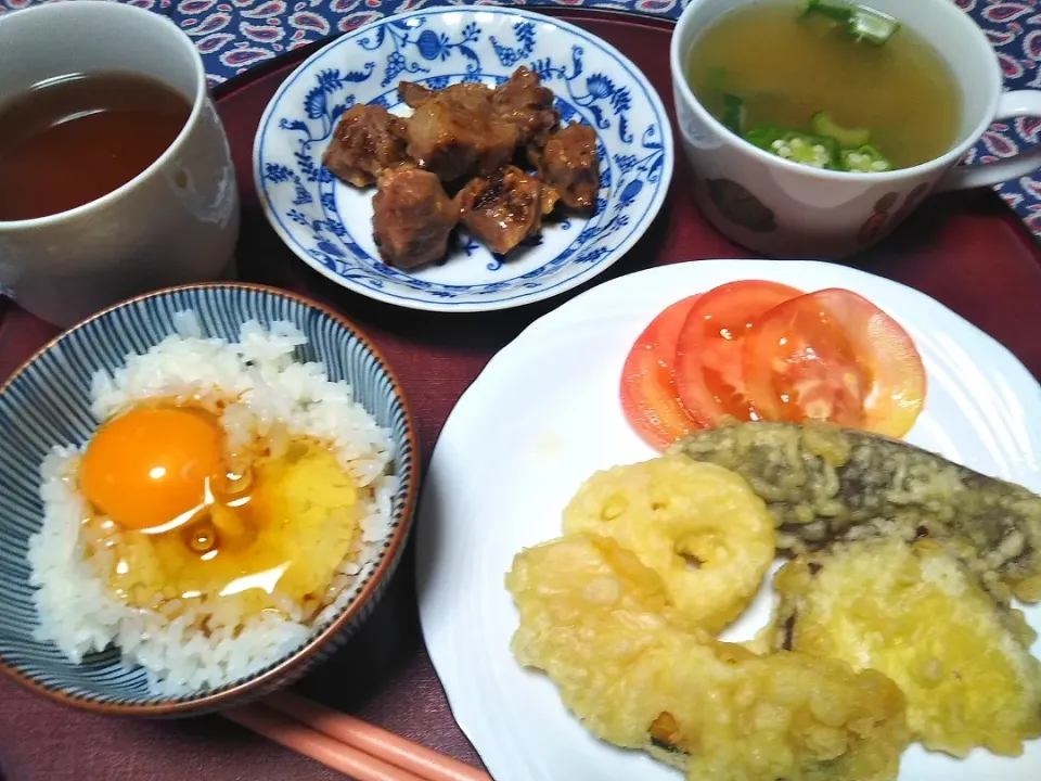 よねばーばの朝ごはん
野菜の天ぷら
サイコロステーキ
オクラの味噌汁
玉子かけご飯|yoneばーばさん