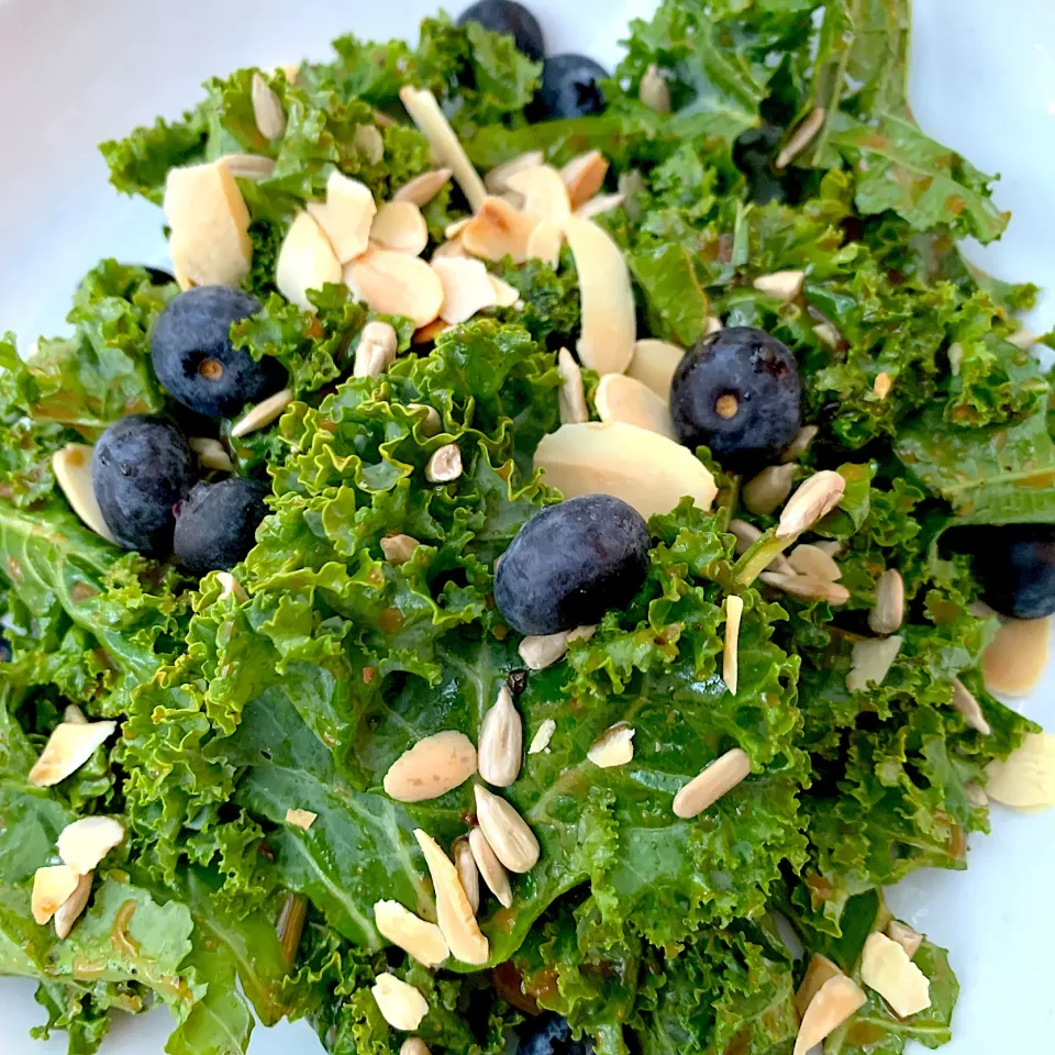 Kale blueberry salad w Pomegrate vinegrette dressing|kayoさん