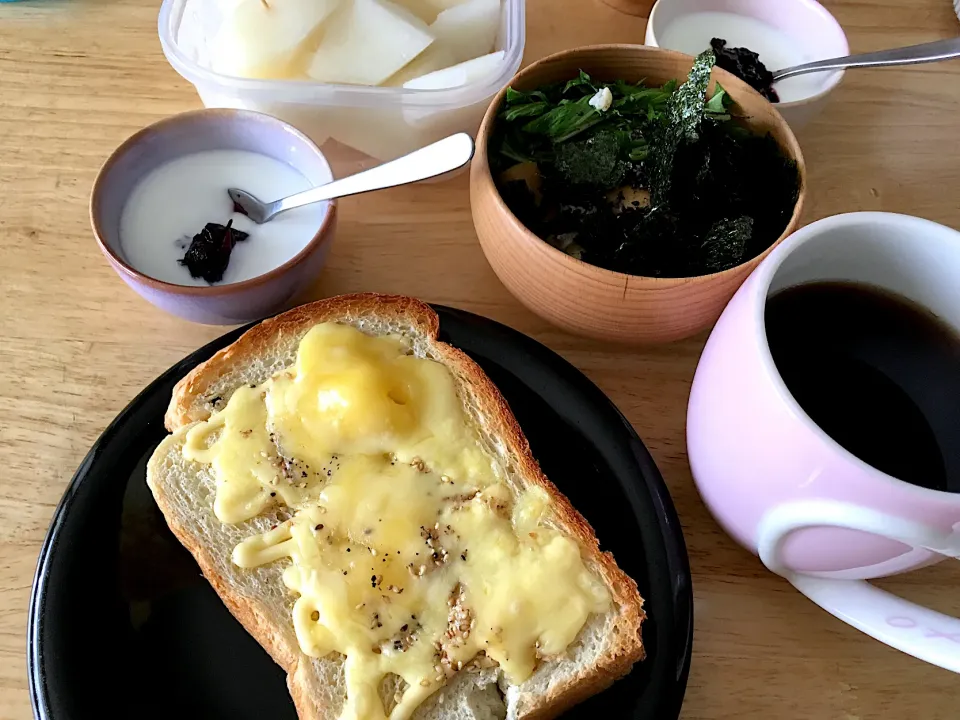 Snapdishの料理写真:朝焼き胡麻色パン🍞でチーズトースト|ｮ'ω'〃)、海苔サラダ、ブルーベリージャムトッピングのヨーグルト、梨(あきづき)、ホット珈琲|さくたえさん