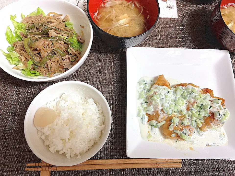 鶏むねのヨーグルトタルタルソース風＆肉サラダ＆オクラと豆腐のミョウガのせ味噌汁|kanaさん