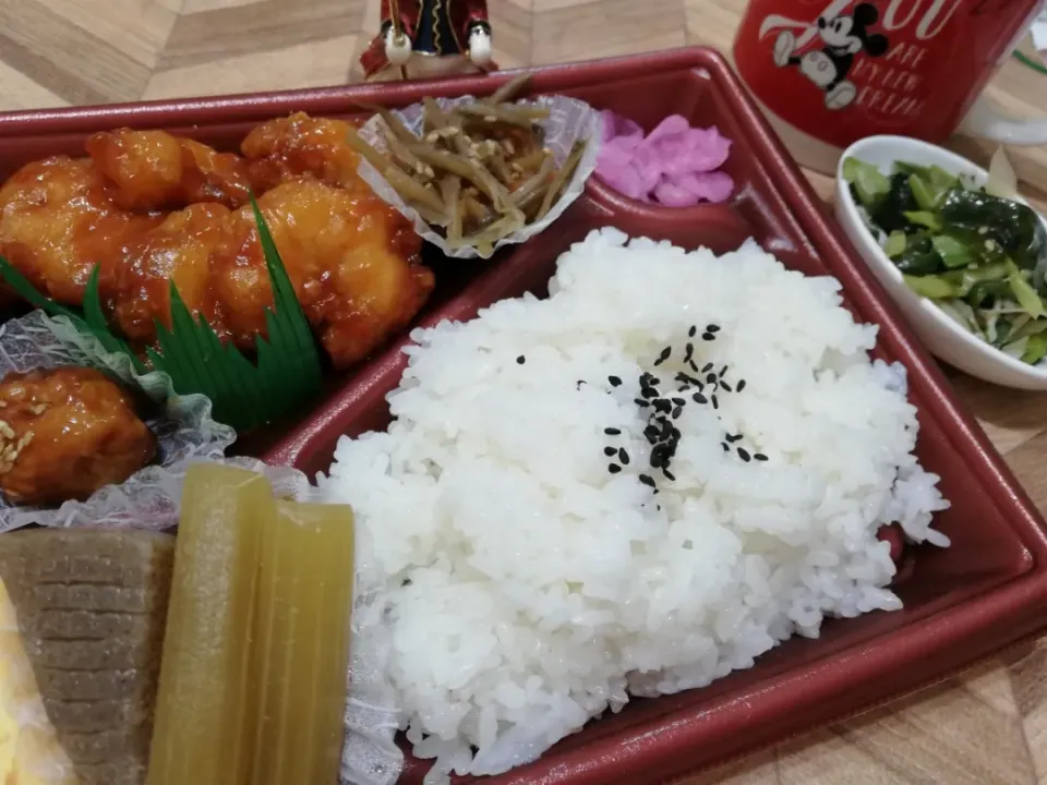 Snapdishの料理写真:9/23
えびチリ弁当で晩ごはん😋|たえさん