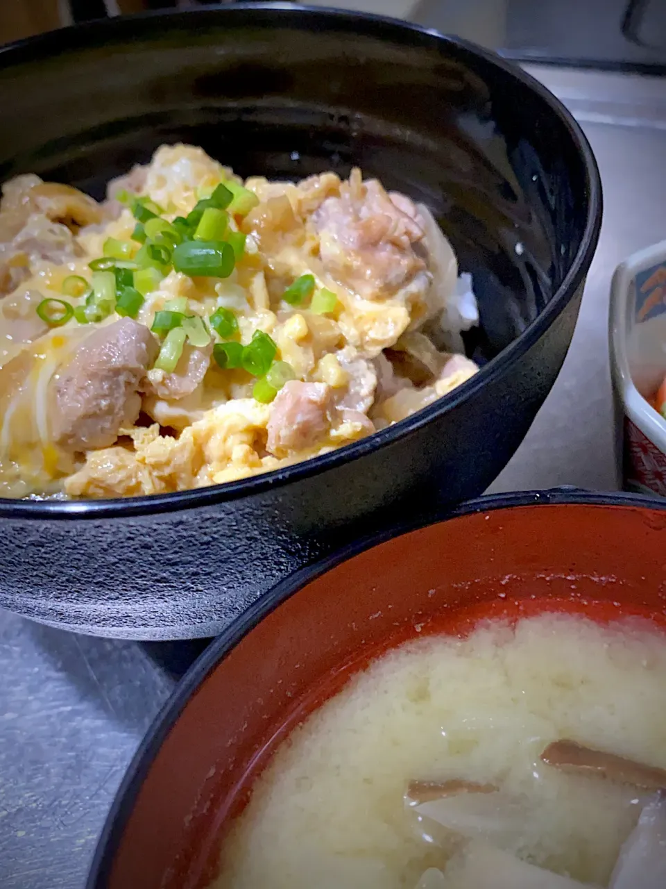 親子丼とキャベツとエリンギのお味噌汁|takaさん