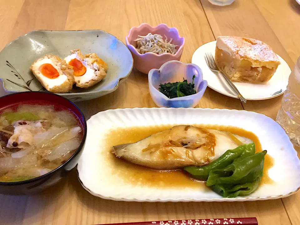 今日の夕食　カラスカレイの煮付け　豚汁　甘辛巾着たまご　ほうれん草の胡麻和え　おろしちりめん|ふわ猫はなちゃんさん