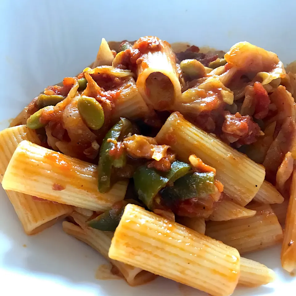 Snapdishの料理写真:残ってたお野菜たちをベーコンとトマトで煮込んで🍅ちょっと残っていたリガトーニとあわせました|ノムリエさん