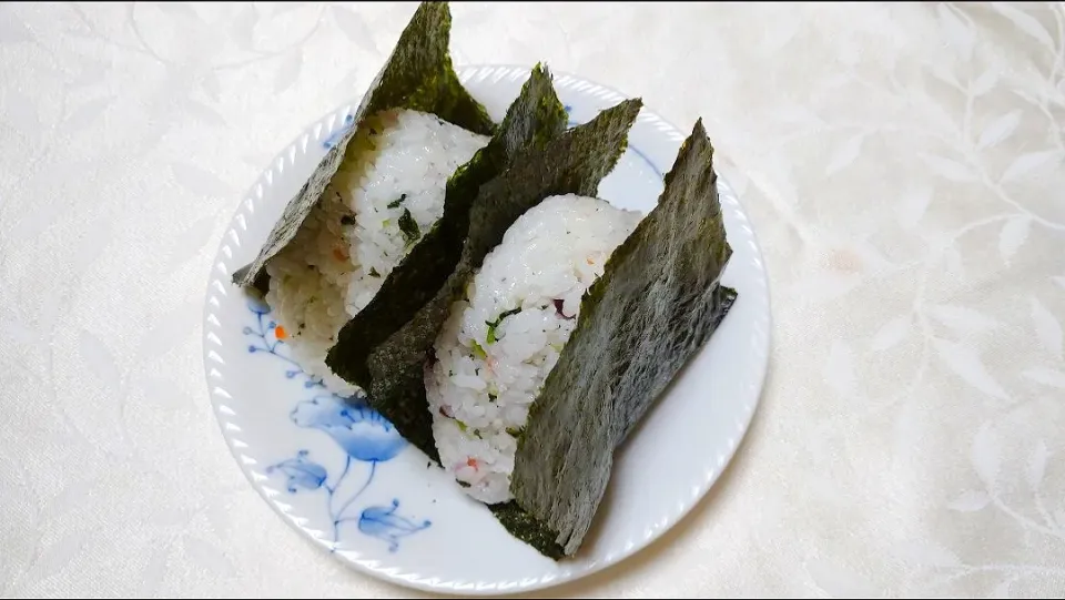 9/23の夜勤弁当
「花むすび」のふりかけでおにぎり🍙|卯月さん