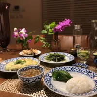 Snapdishの料理写真:タイ🇹🇭dinner. トムヤムクンにフレッシュななめこを入れたら、ストローマッシュルームのようで美味しかった😋お馴染み空芯菜と海老醬の炒め物。カニのオムレツ。手羽先の香味グリル。いただきもの自家製ピーマンのオイスター炒め。|madamwongtableさん