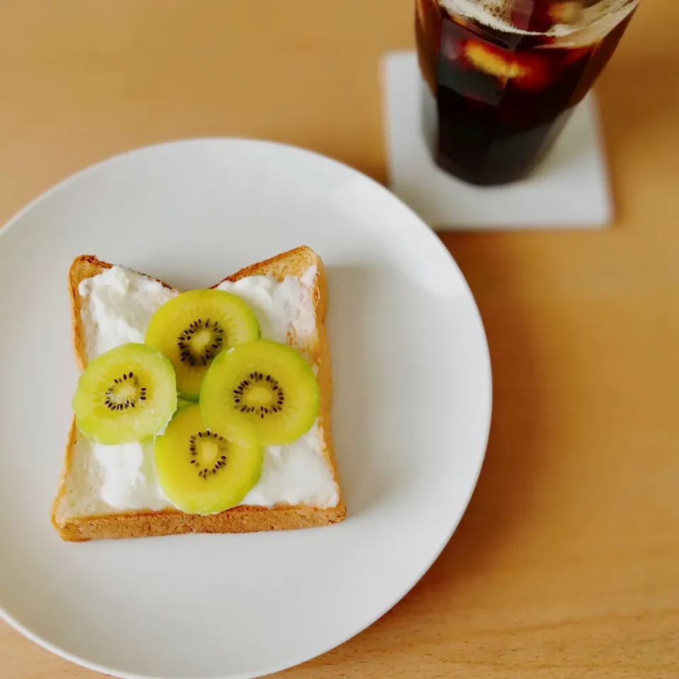 Snapdishの料理写真:朝から甘い　キウイトースト|FIKA789さん