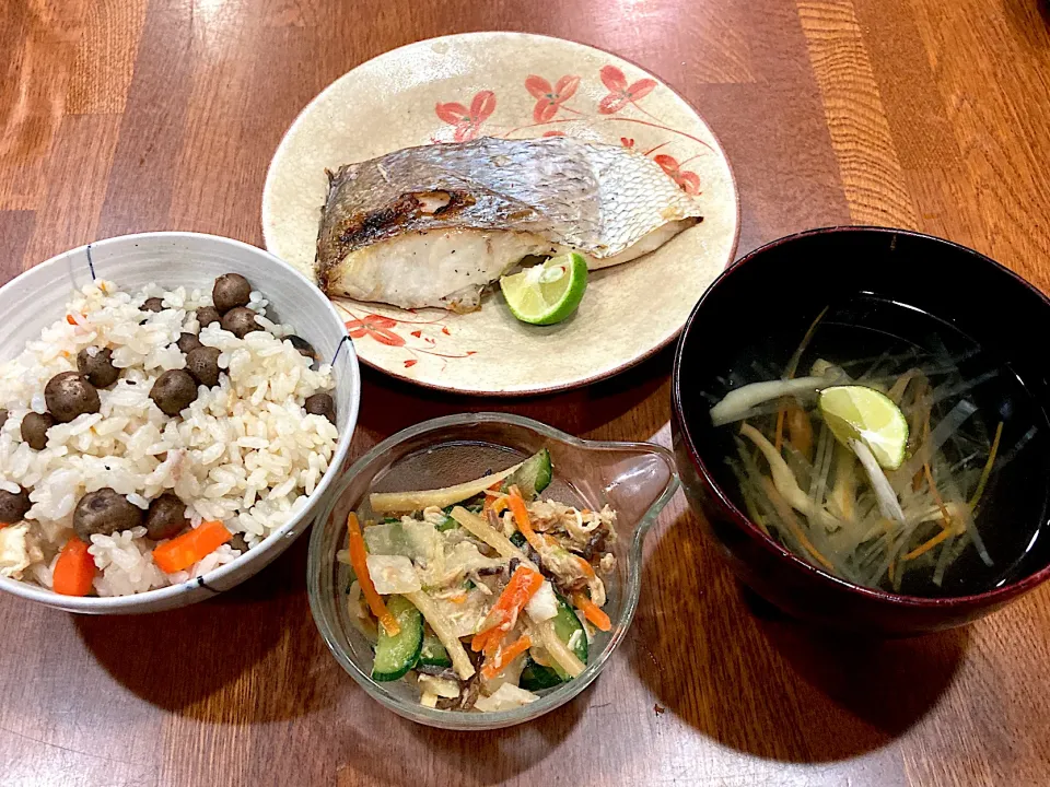 Snapdishの料理写真:むかご飯で夕ご飯🍚|sakuramochiさん