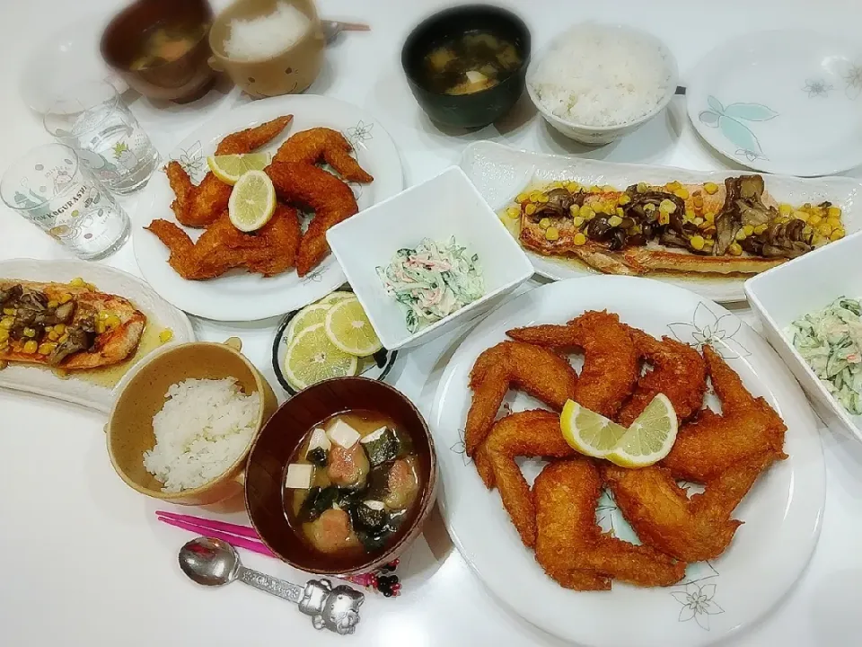 夕食(*^^*)
鶏手羽唐揚げ
サーモンと舞茸コーンバターソテー
きゅうりとカニカマツナマヨサラダ
お味噌汁(豆腐、ワカメ、花麩)|プリン☆さん