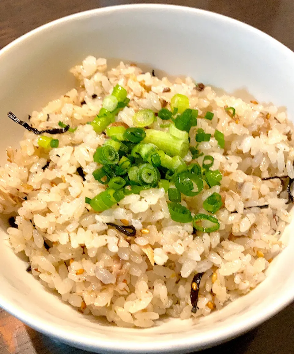 Snapdishの料理写真:鯖と塩昆布の炊き込みご飯|Kouki Tanabeさん