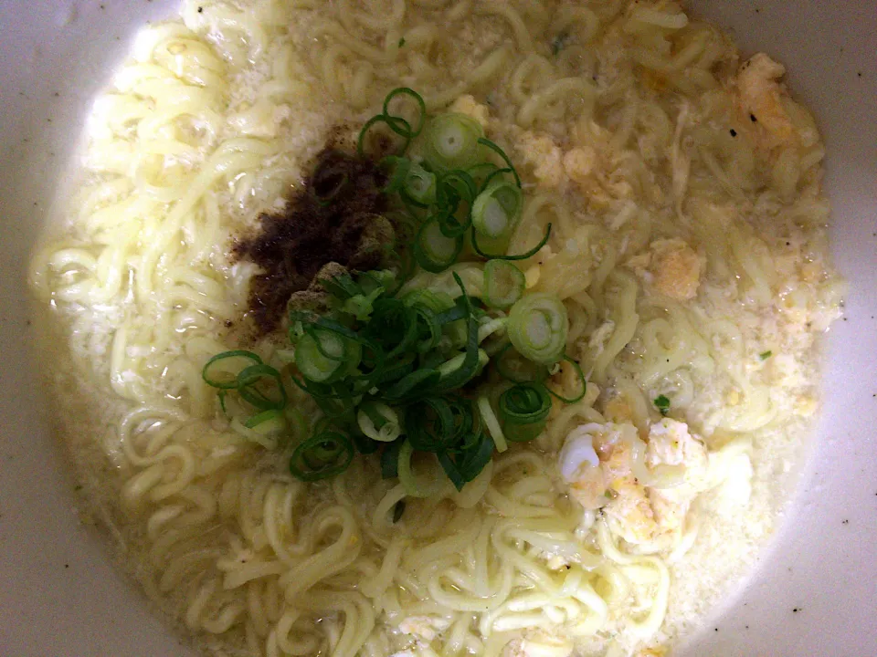 もちっとした太麺 塩ラーメン(玉子入)|ばーさんさん