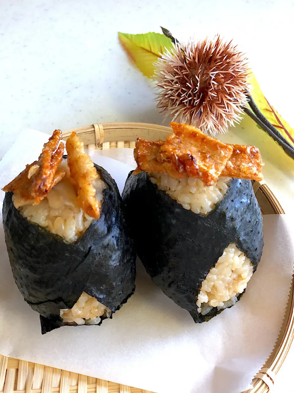 鳥ゴボウのおにぎり揚げゴボウ乗っけ😊旦那さん用置きおにぎり🍙|みゆきさん