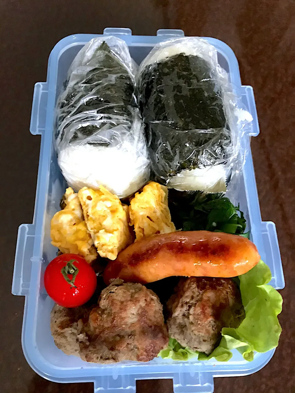 おにぎり弁当🍱（梅しそ、ツナマヨ🍙ハンバーグ、ウインナー、卵焼き、小松菜）|純さん