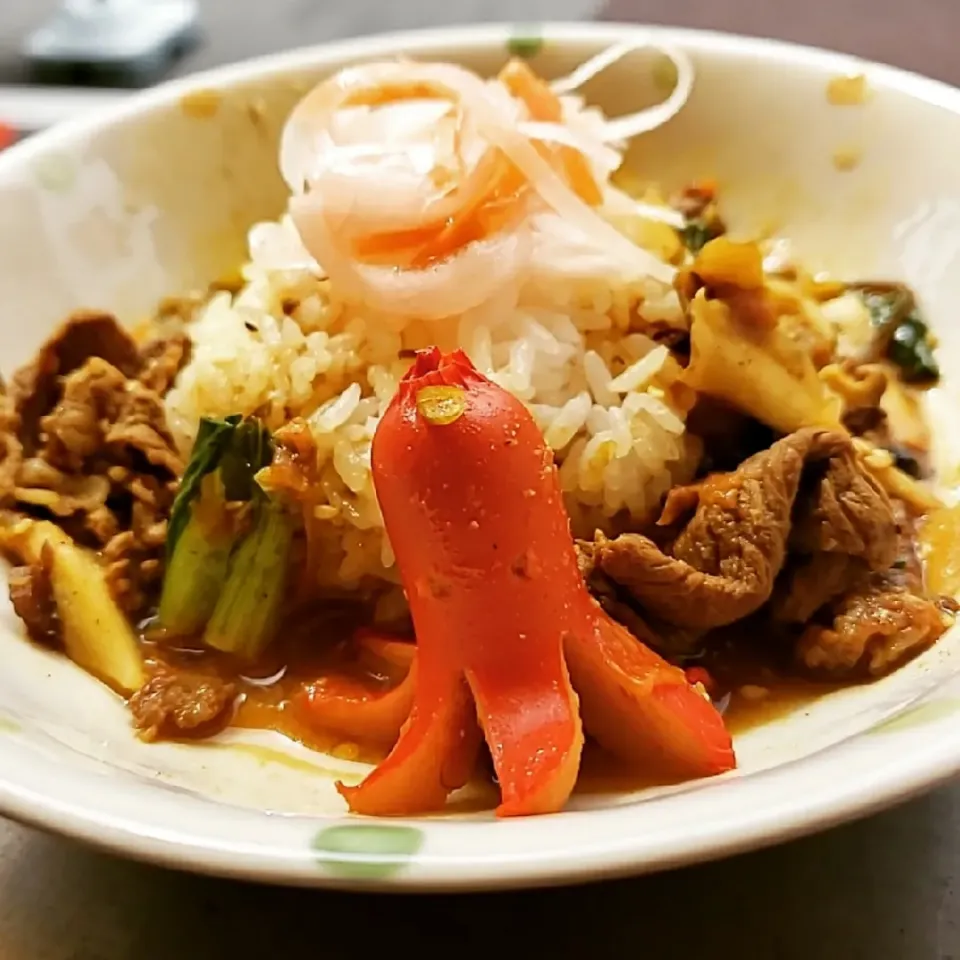 ゴマ香るチンゲン菜と舞茸の牛ロースカレーwithタコさんウインナー🐙|ふじわらたくやさん