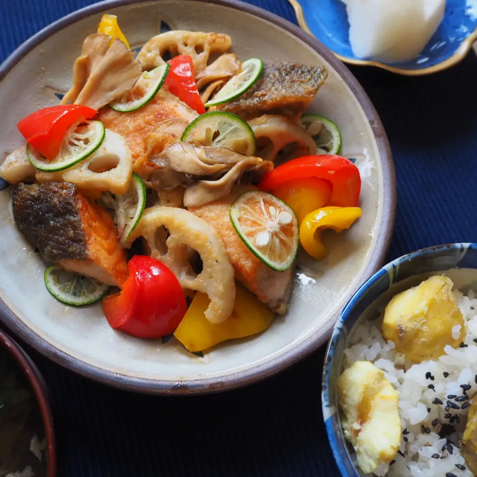 秋鮭のすだち南蛮と栗ご飯🌰|natuさん