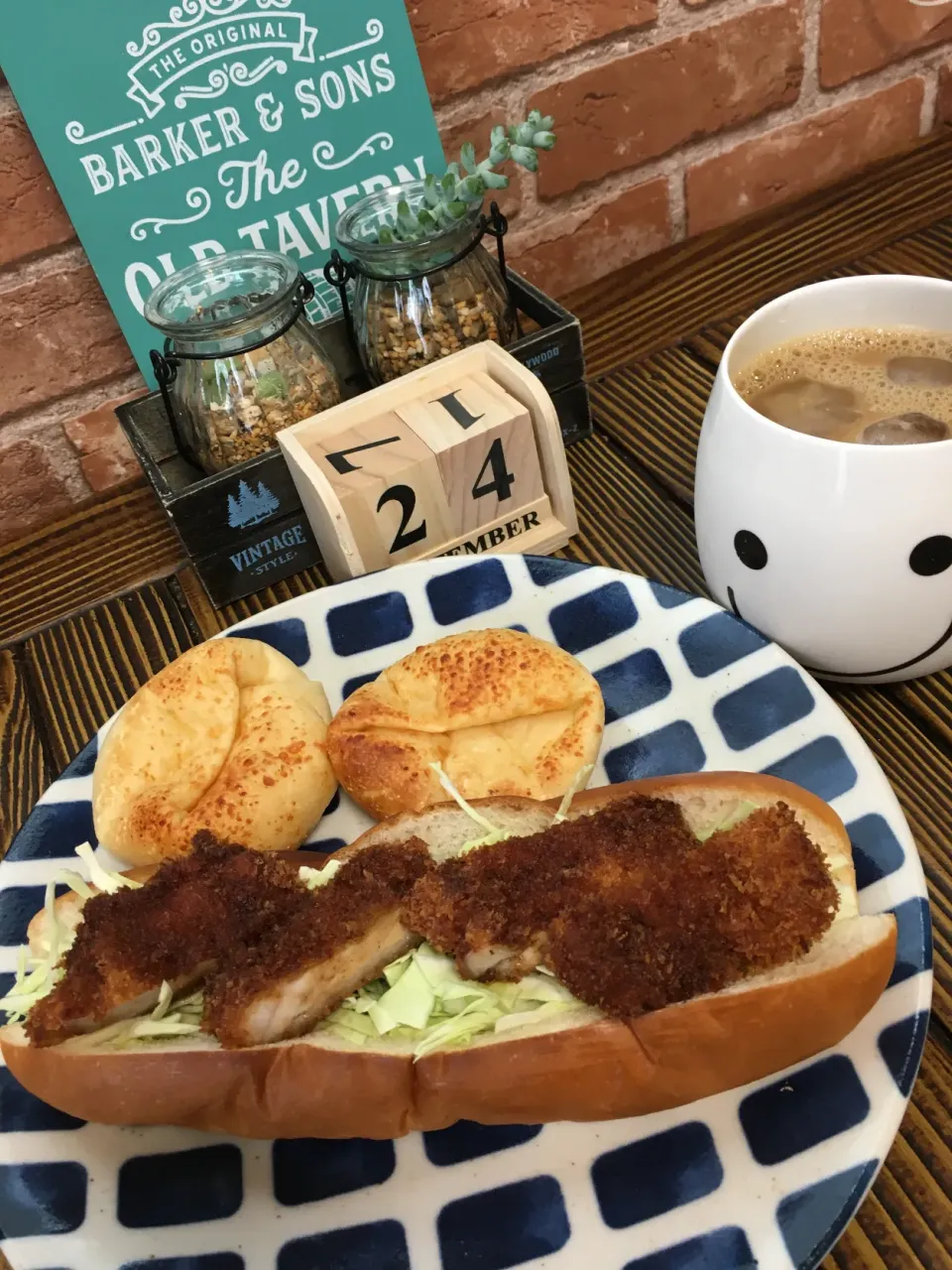 Snapdishの料理写真:チーズパンとカツサンド　lunch|ようか✩.*˚さん