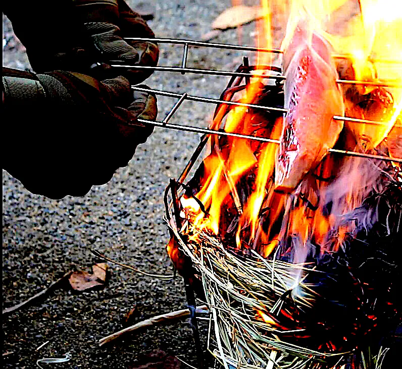 Snapdishの料理写真:焚き火台で藁焼きし燻った鰹のタタキ|ジョニーさん