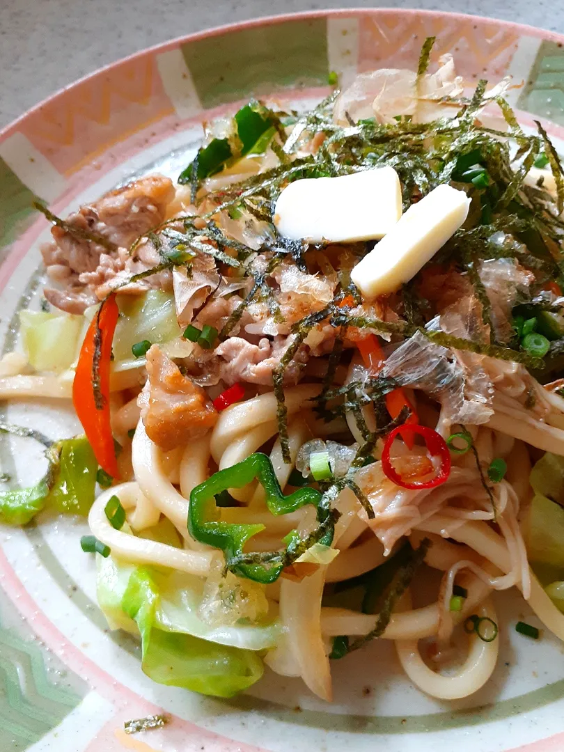 天かすとバター醤油とオイスターソースでこってり焼きうどん☺️|fumfumさん