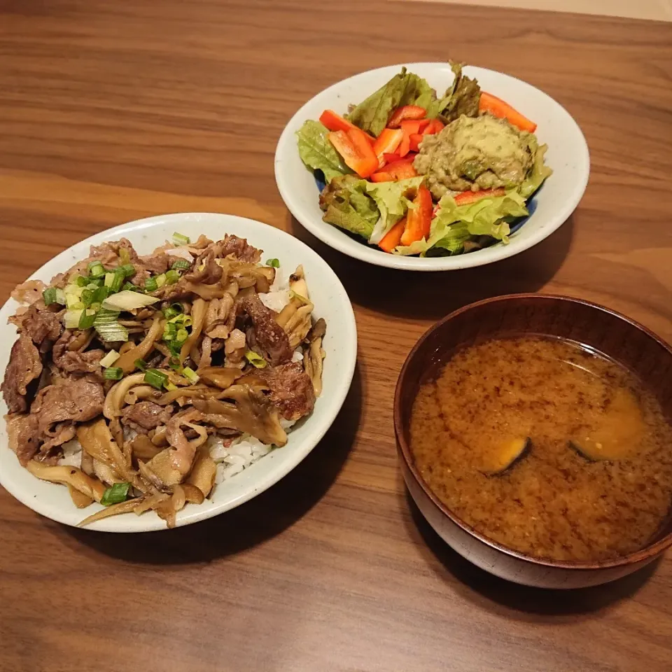 牛小間肉と舞茸の丼もの
アボガドサラダ
茄子と玉ねぎの味噌汁|oneiさん