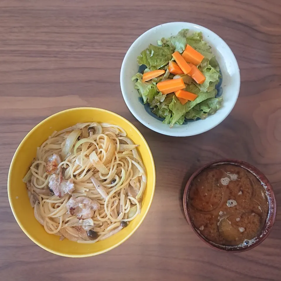 Snapdishの料理写真:鶏肉のクリームパスタ
グリーンサラダ
茄子と玉ねぎの味噌汁|oneiさん