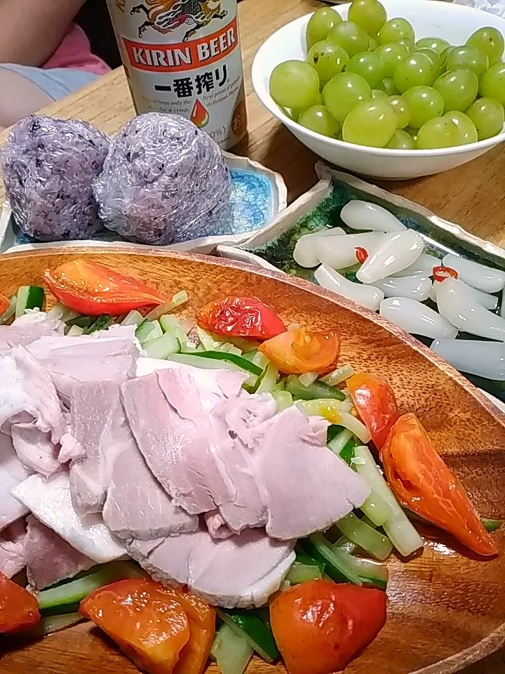 焼き野菜に塩ゆで豚のっけ(^^)の晩ご飯〜。ゆかりおにぎり、らっきょ、マスカット( ´ ▽ ` )|にゃんごろーさん