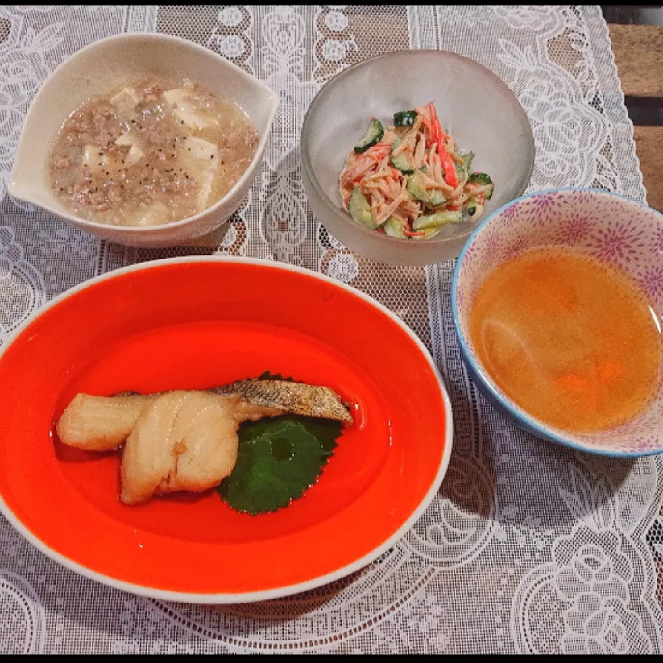 タラの煮つけ
塩麻婆豆腐
キュウリとカニカマの和え物
味噌汁|はるさん