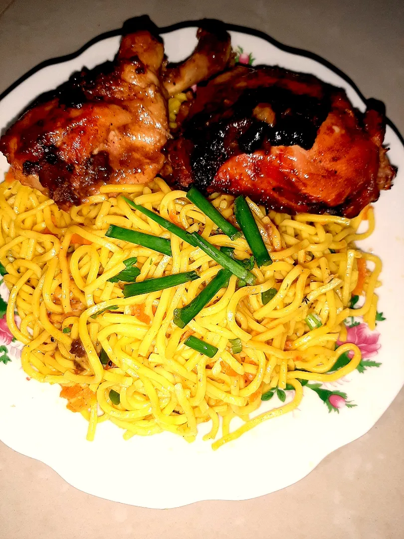 chow mein and Oven baked chicken|Maria Burkeさん