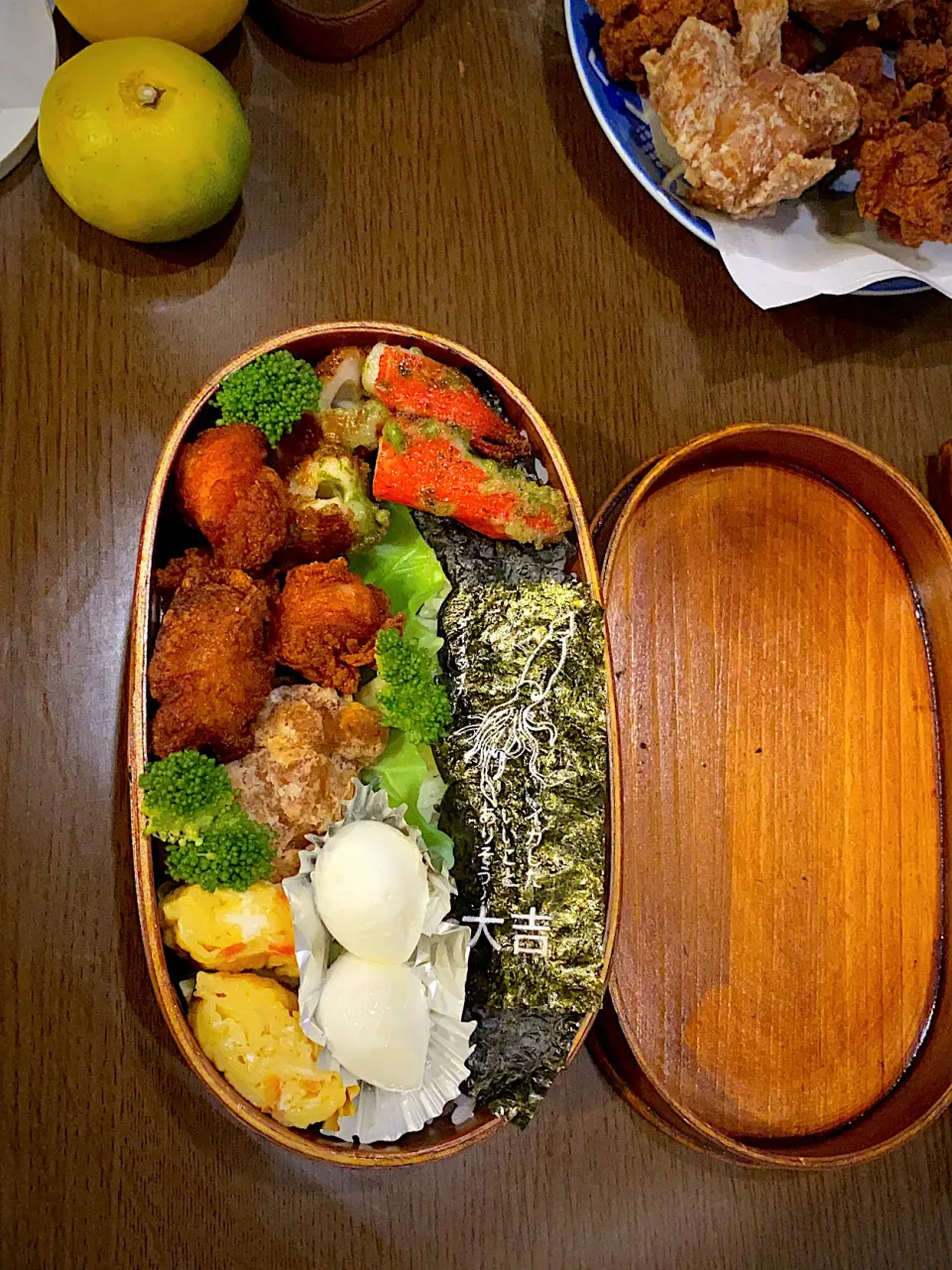 お弁当🍱　カニかまと竹輪の磯辺揚げ　鶏竜田揚げ　鶏辛唐揚げ🌶  干し海老の出し巻き卵　チェリーモッツァレラチーズ　オリーブオイル　岩塩　蒸しブロッコリー　鰹佃煮　焼き海苔　海苔弁|ch＊K*∀o(^^*)♪さん