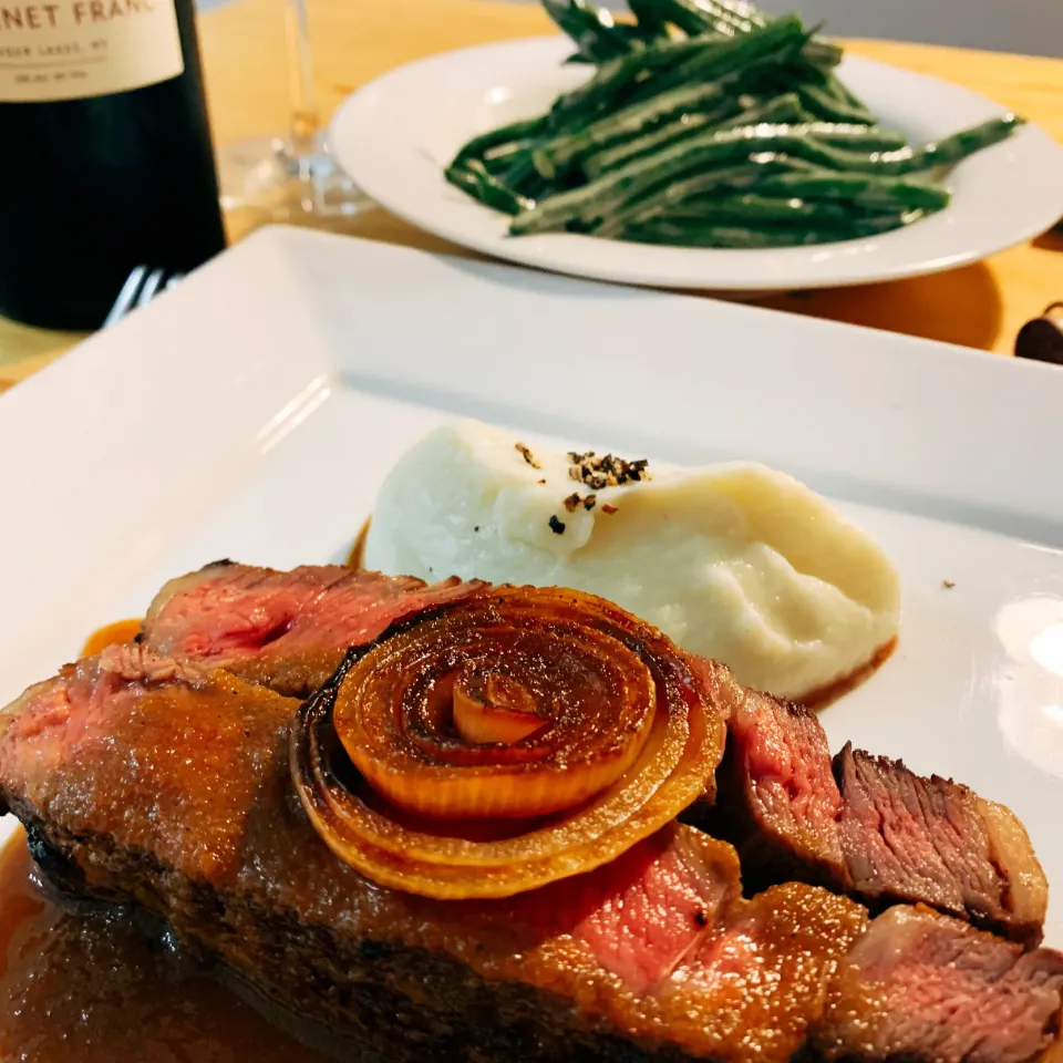 Ribeye Steak with Caramelized Onion Sauce & Cauliflower Purée (リブアイステーキの焦がし玉ねぎソース 、カリフラワーのピューレ)|Masa, The Cooking Husbandさん